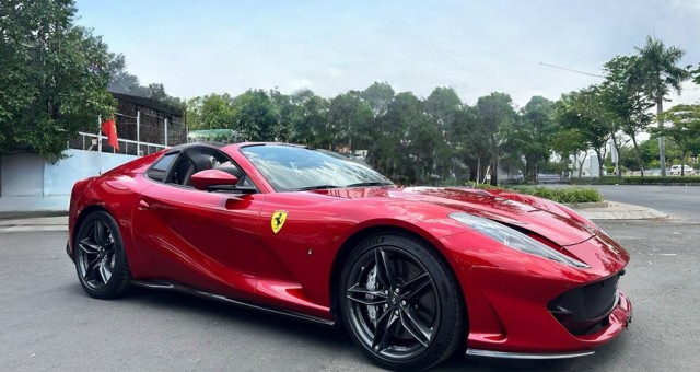 Lộ diện Ferrari 812 GTS thứ hai tại Việt Nam: Sắc đỏ độc đáo, diện mạo đậm chất thể thao